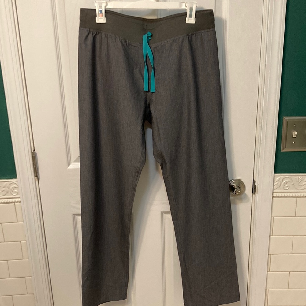 Figs graphite gray women’s scrub bottoms size medium, NWT Livingston Basic pants